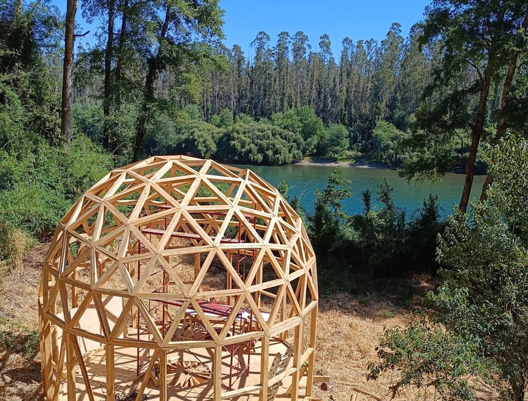 Estructura geodésica de madera DOMOS NOVA en entorno natural