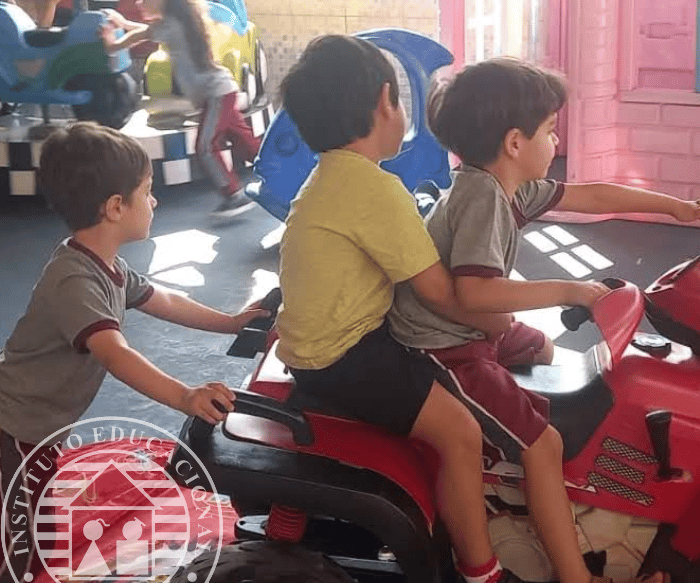 Alunos no parque brincando com motocicleta