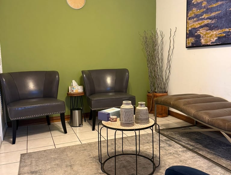 Consultorio de psicología en Escazú Costa Rica, espacio terapéutico con sofá y decoración cálida