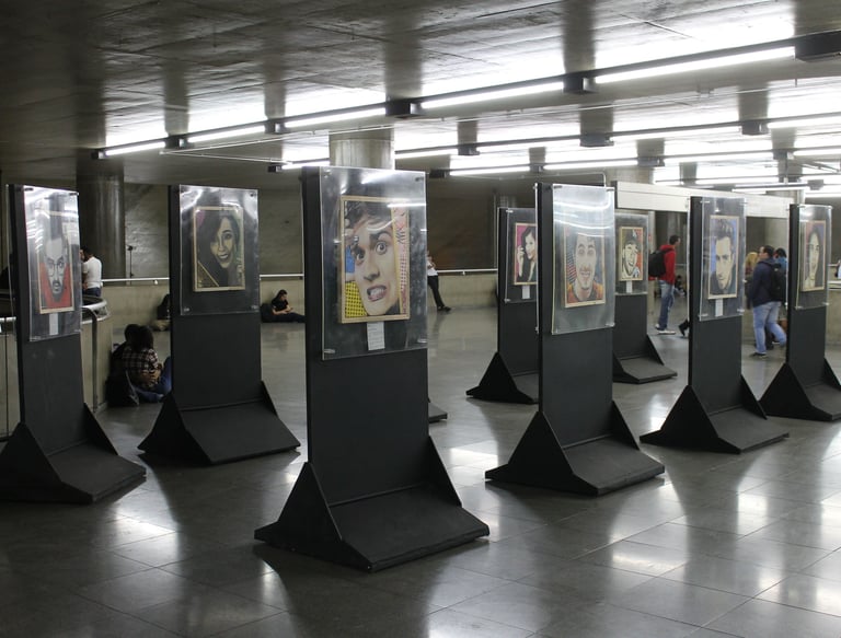 Fotografia da exposição no metrô Tatuapé em São Paulo.