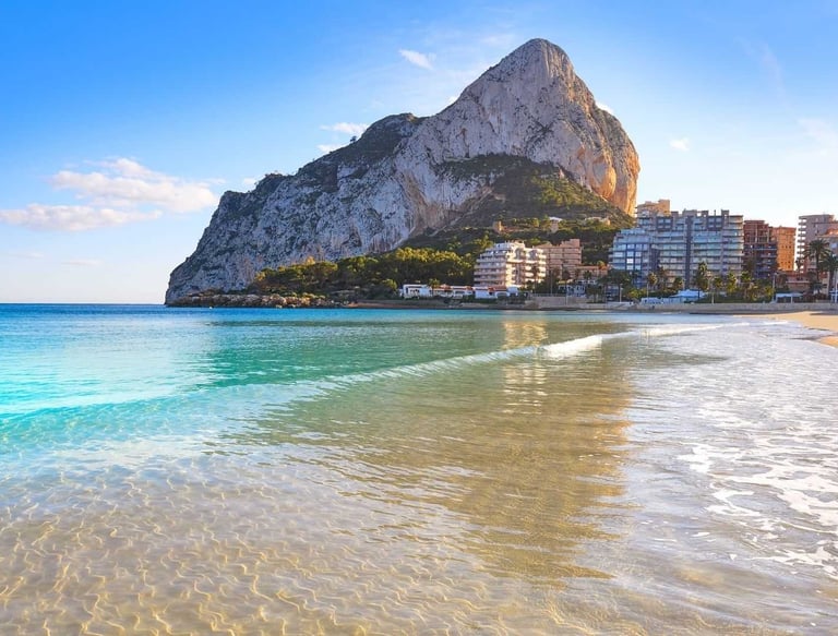 Tarde tranquila en playa de Calpe costa blanca