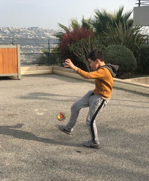 Un enfant joue au pitchak
