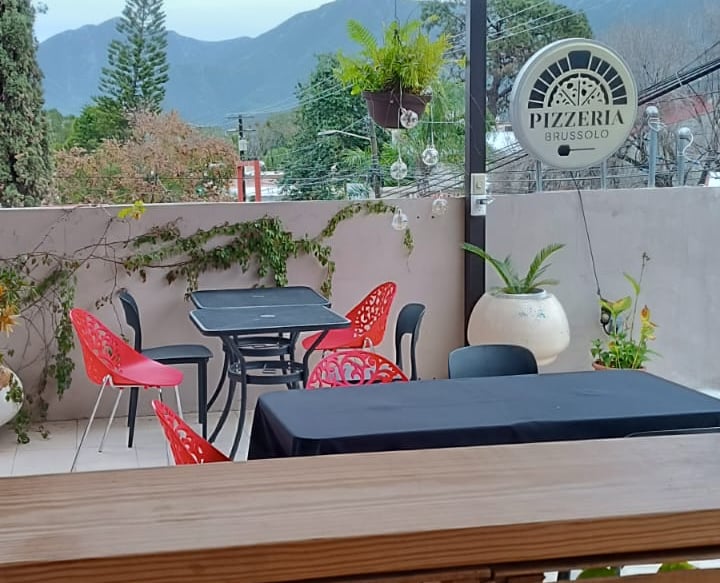 Pizza Napolitana artesanal con ingredientes frescos en Santiago NL