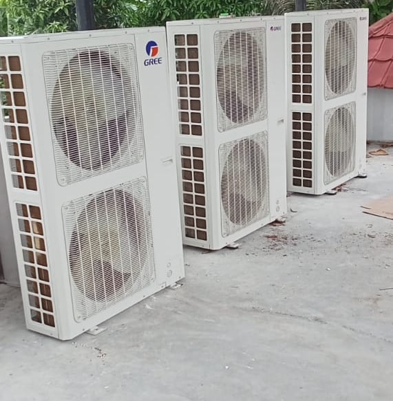 Layanan panggilan yang siap membantu Anda dalam pemasangan dan perbaikan AC, kulkas, dan mesin cuci