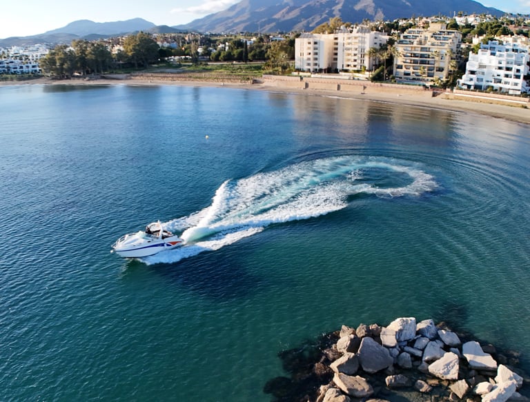 Barco saliendo del puerto a vista de dron es Estepona