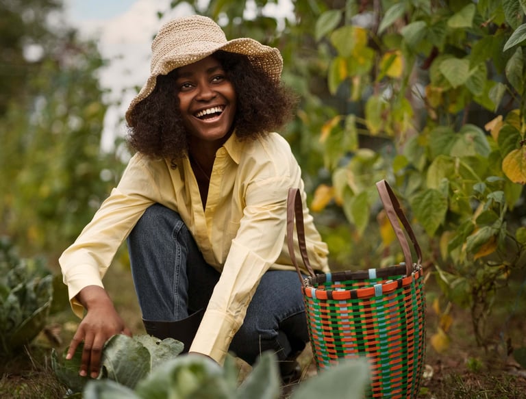 Femme avec chapeau de paille travaillant en agriculture naturelle en Afrique