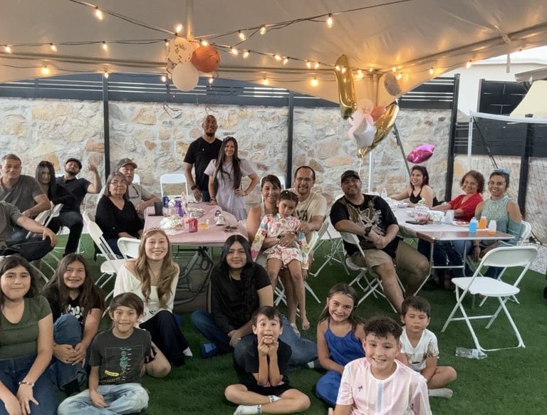 Foto de una fiesta familiar debajo de una carpa, sillas, mesas, luces, decoracion, el paso texas