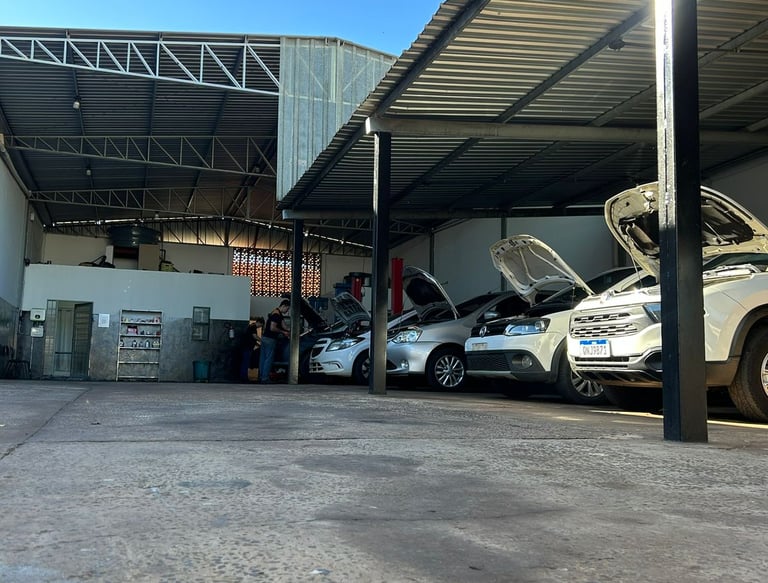 Foto do pátio da empresa com veículos multimarcas em manutenção