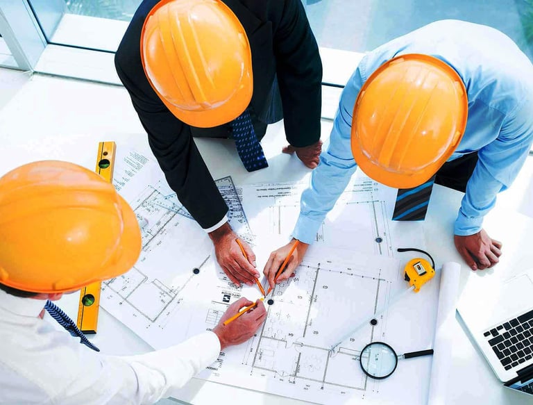 Imagem ilustrativa de três engenheiros visto por cima trabalhando