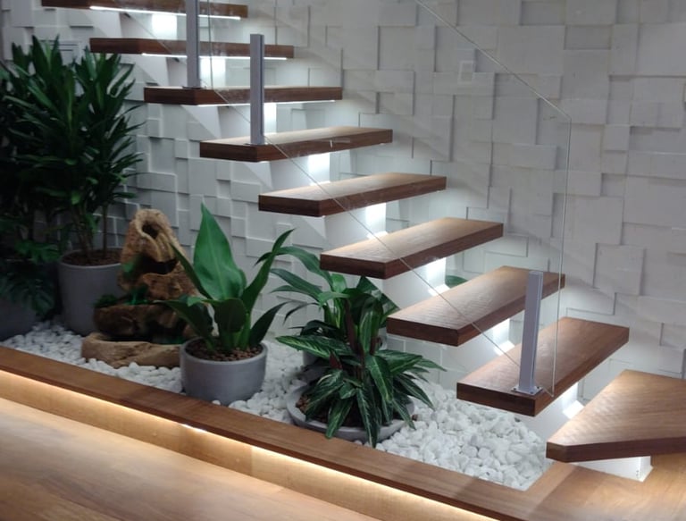 Vista ampla da escada flutuante com degraus de madeira iluminados e uma parede com revestimento cimentício 3D em relevo ao fu