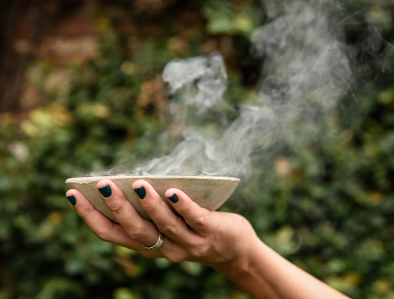 Sahumar, limpieza energética, palo santo, salvia en Jaku Aromas, Castellón, España.