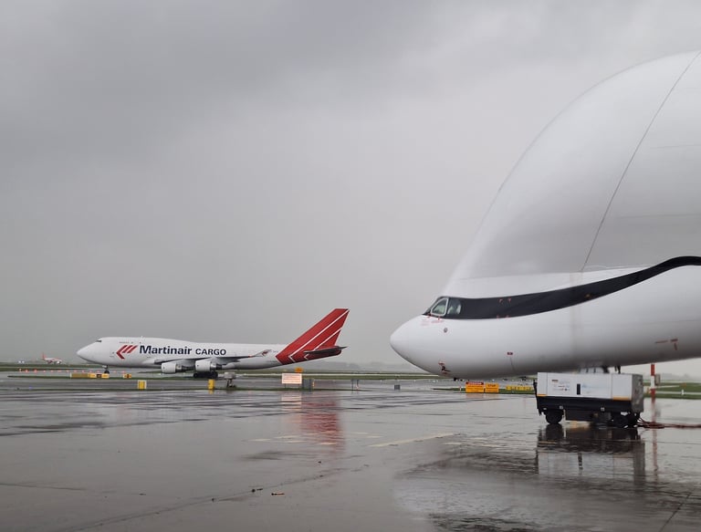 Martinair 747-400erf met op de voorgrond de Airbus Beluga freighter op Schiphol