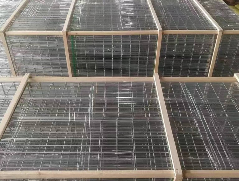 un montón de bandejas de cables de malla de alambre metálico empaquetadas en madera