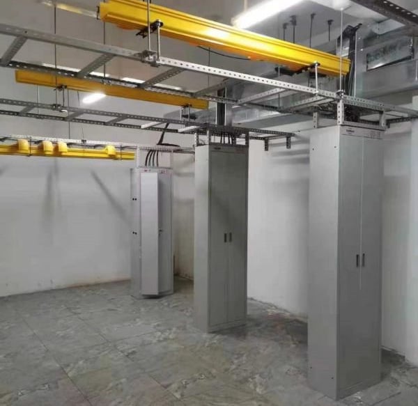 una habitación con mucha escalera de cables y una bandeja de cables en el techo