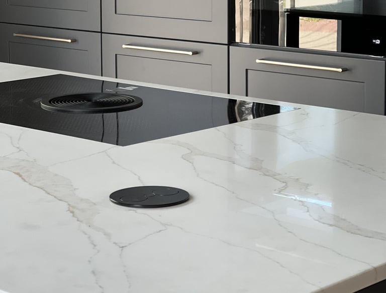 "šviesus kvarco stalviršis virtuvei"