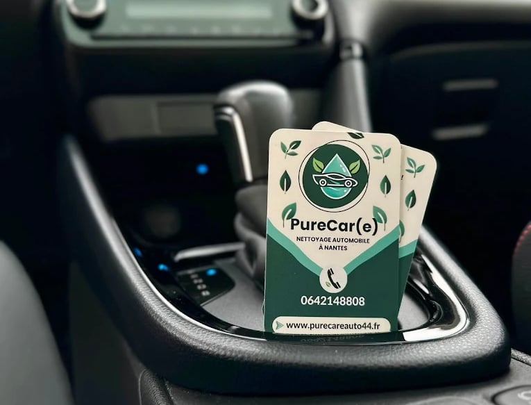 Cartes de visite de PureCar(e) présentant le logo, les couleurs de la marque et les coordonnées de contact