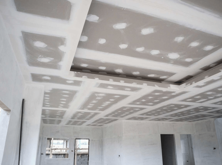 Tweelaags verlaagd plafond van gipsplaten (Gyproc).