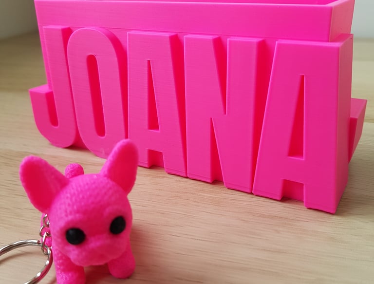 Adorei a minha decoração personalizada impressa em 3D! Acrescenta um toque único à minha casa.
