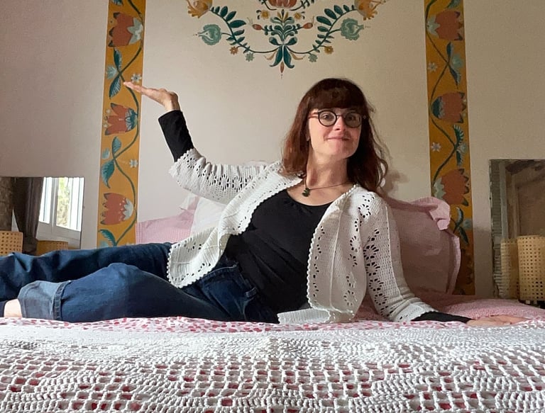 Portrait Marie Hardy oeuvre, fresqueuse et artiste-peintre en Normandie Calvados Vire Bayeux Caen