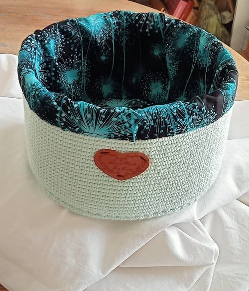 Corbeille crocheté dans fil coton d'un vert doux avec un cœur et un tissus noir et turquoise