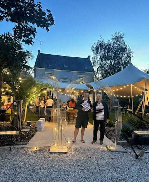 Couple de personnes lors d'un mariage avec location de stretch tente