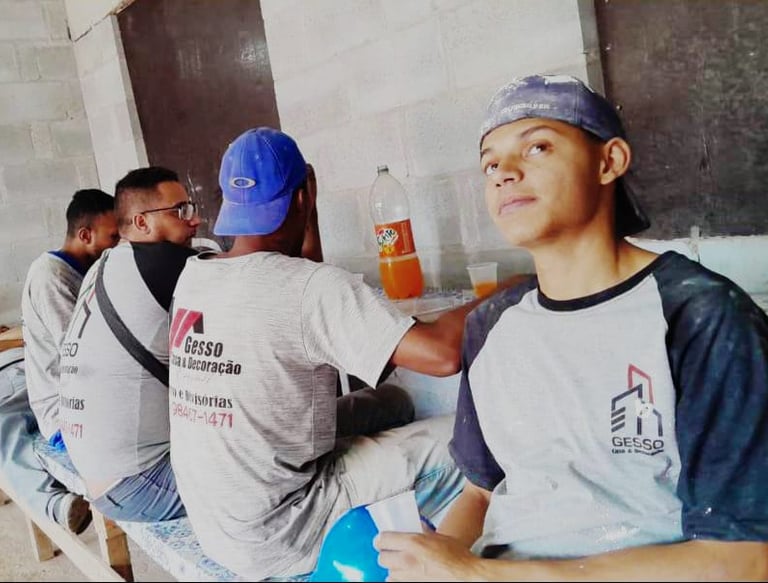 Equipe unida e dedicada, mostrando profissionalismo no dia a dia da obra.