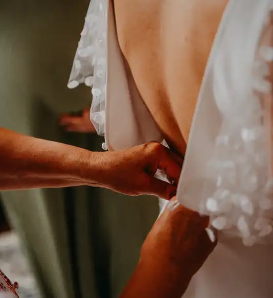 dos d'une robe de mariée vue par un photographe de mariage