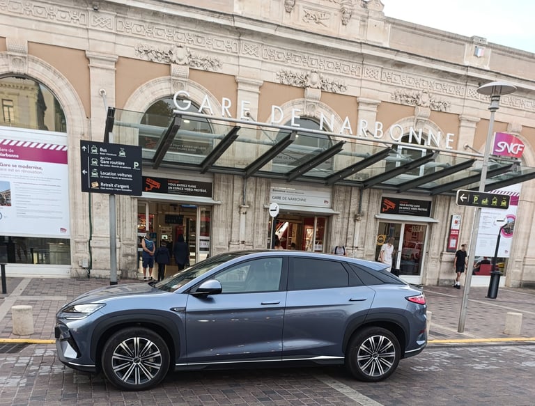 Voiture VTC haut de gamme à la gare de Narbonne prête pour un transfert privé confortable et ponctuel