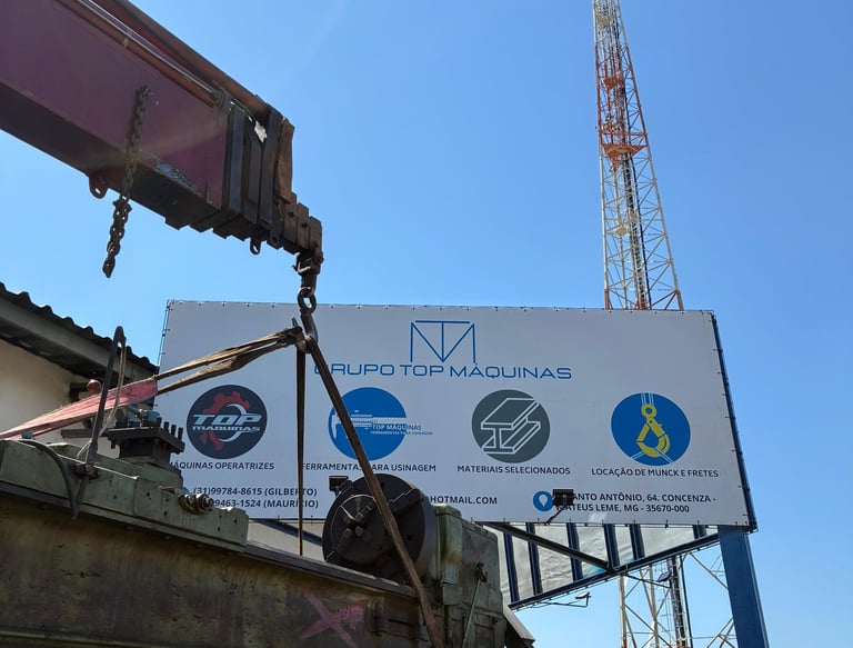 Munck transportando um torno na Top Máquinas, comércio de máquinas operatrizes e locação de munck