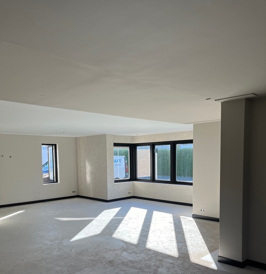 Kitwerk tussen behang en schilderwerk voor een strakke, naadloze overgang