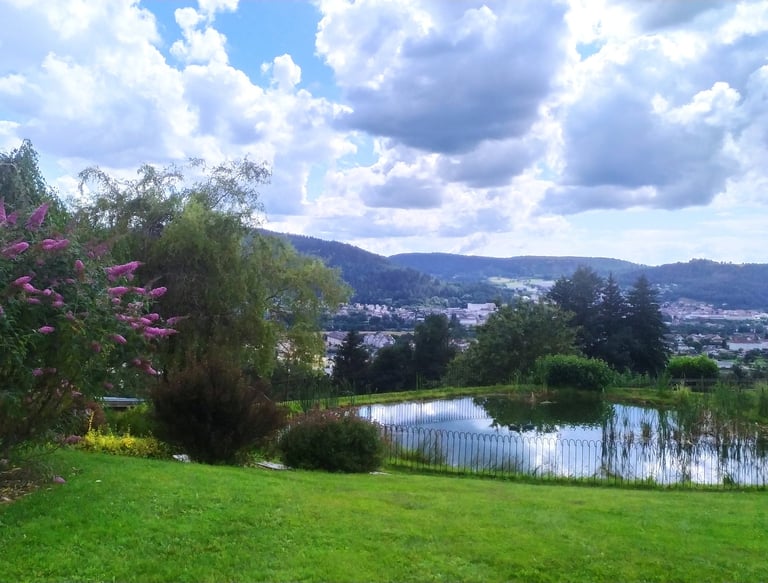 Etang avec vue sur la vallée