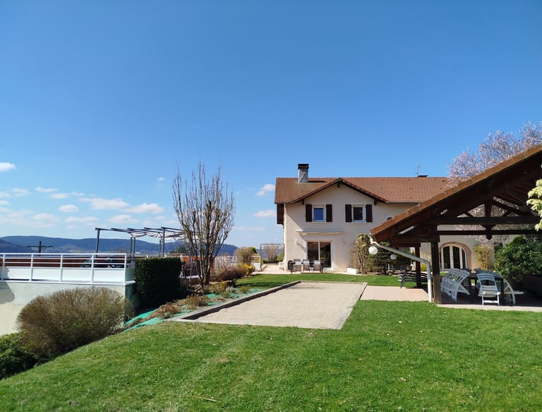 Maison depuis le jardin