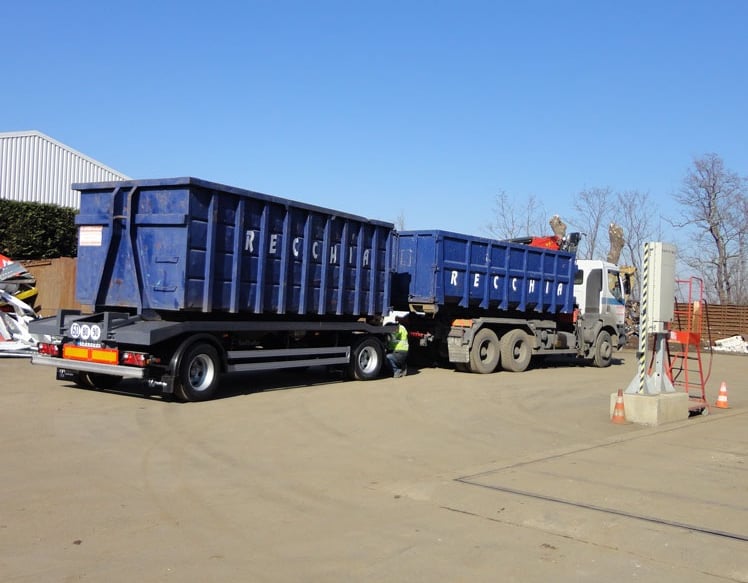 Un camion avec deux benne bleu