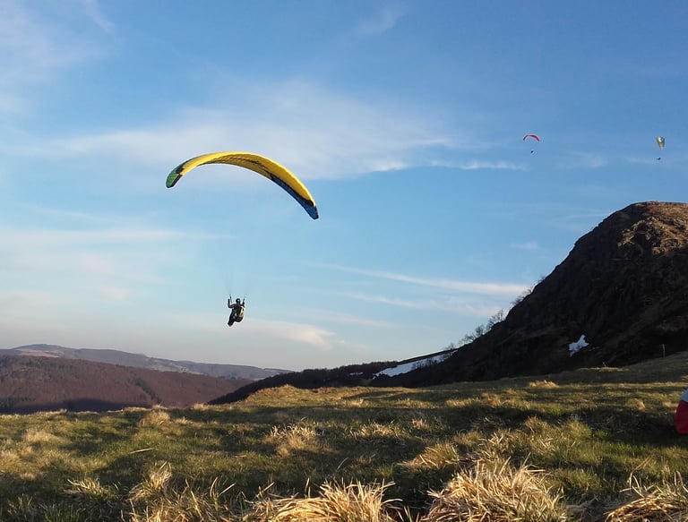 Vol soaring dans un ciel bleu au-dessus des crêtes du Rothenbach