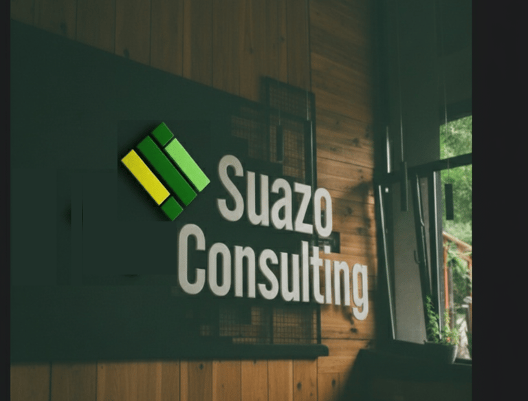 Logotipo de Suazo Consulting en relieve sobre una pared de madera en una oficina con ventana.