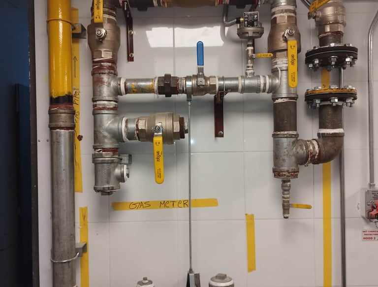 a bunch of gas pipes handling gas for the seamless operation