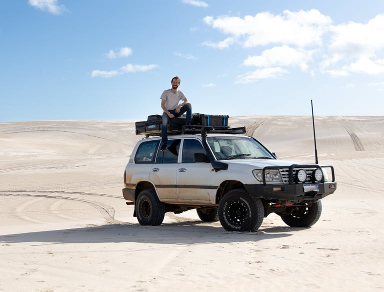 4WD voertuig rijdt offroad door het Australische landschap