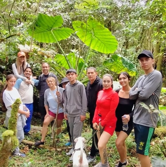 Visitantes disfrutando del río