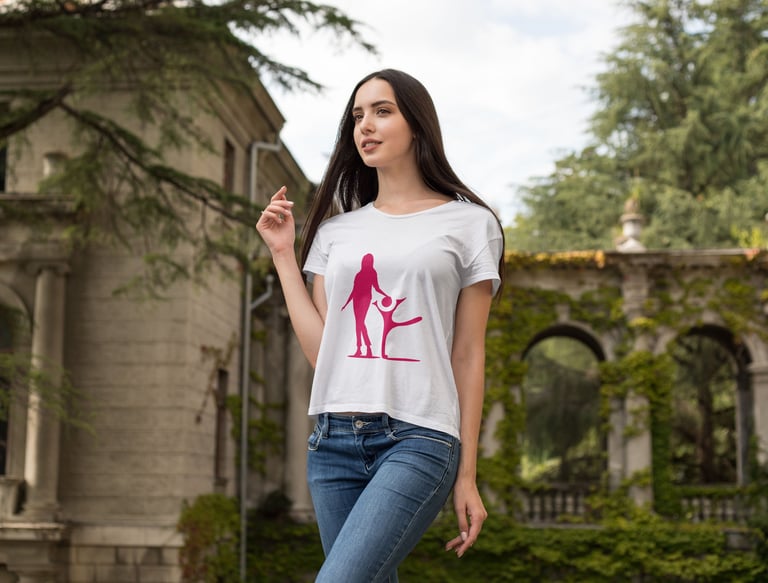 CHICA CON CAMISETA ESTAMPADA, MODELANDO
