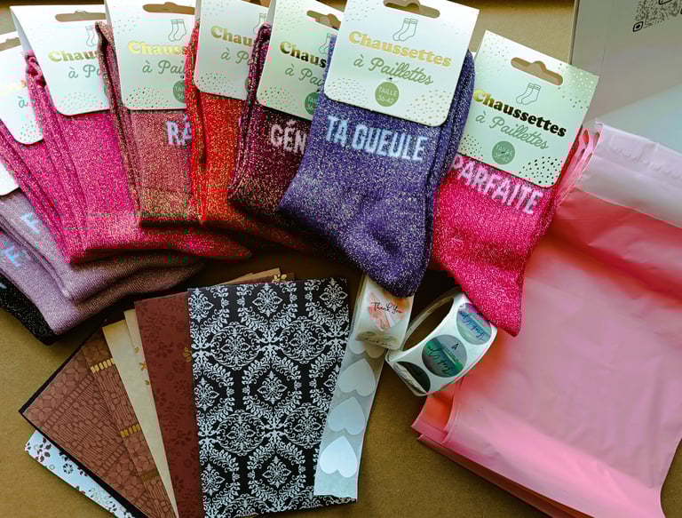 Chaussettes à paillettes colorées, stickers "Thank you" et pochettes roses pour emballage