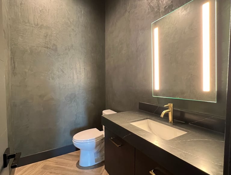 Elegant Roman clay wall in a neutral tone, creating a sophisticated and organic aesthetic in a contemporary space.