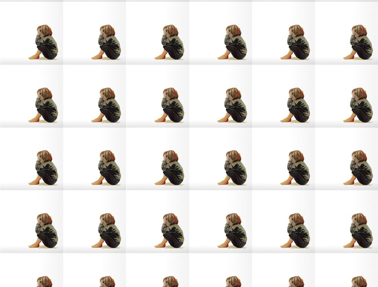 un dessin d'enfant assis, le visage dans ses mains, qui se repéte à l'infini