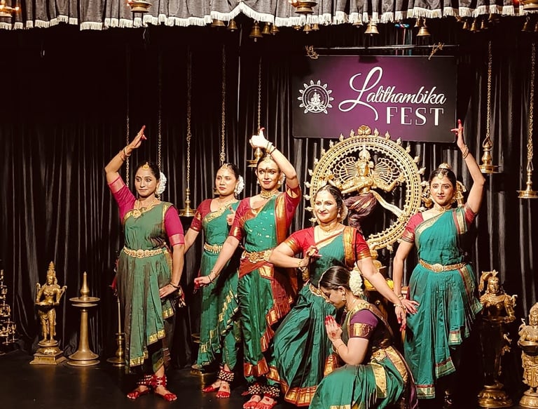 Aamoda Narthaki displaying Bharatanatyam performance