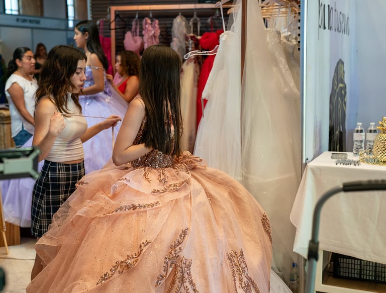 chica probando vestido de quince años 