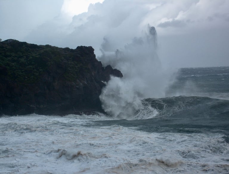 Gigantesca onda che si infrange sulla scogliera di Salina