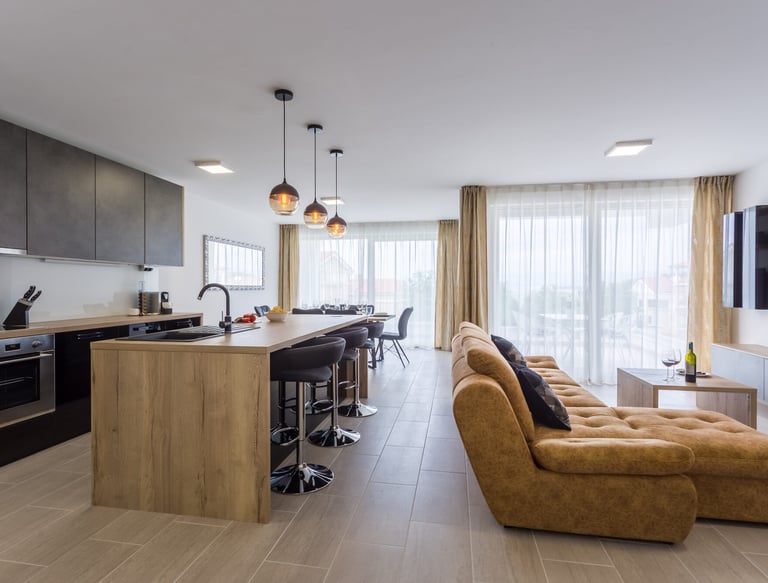 Lichtdurchfluteter Wohn- und Küchenbereich mit Kochinsel im Apartment Pure Relax