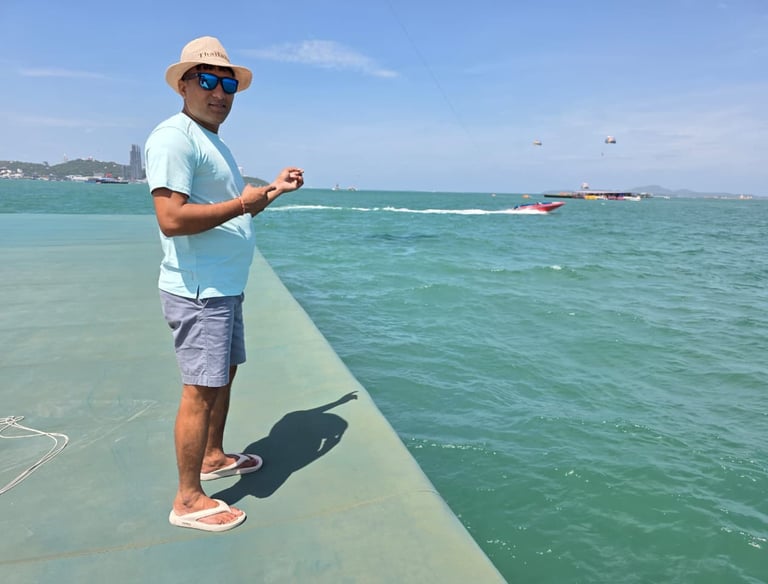 Mintu Yadav addressing an audience about entrepreneurship and direct selling success.