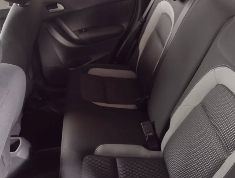 Limpeza do interior do carro em Campinas: assentos traseiros renovados após extração de sujeira.