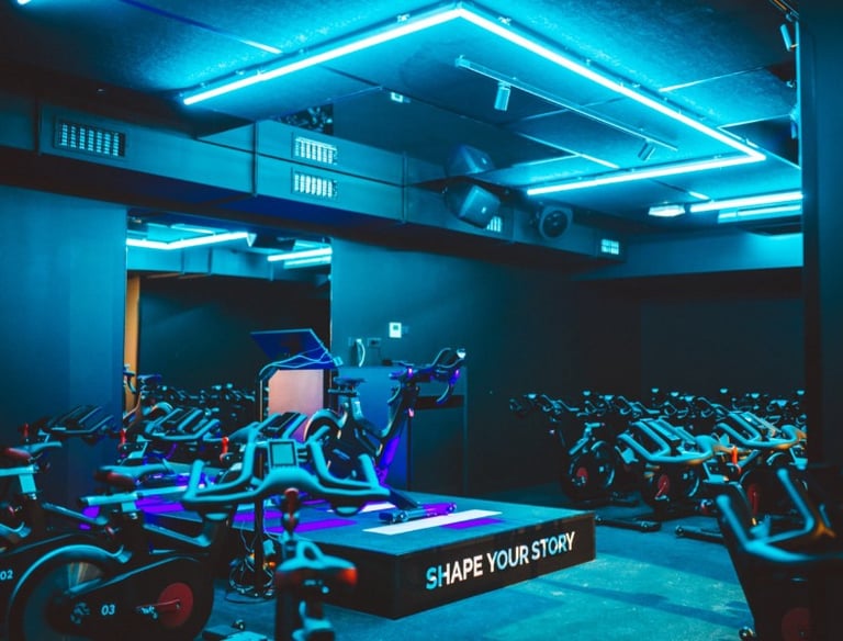 Cours d'indoor cycling, vélo chez Episod à Paris