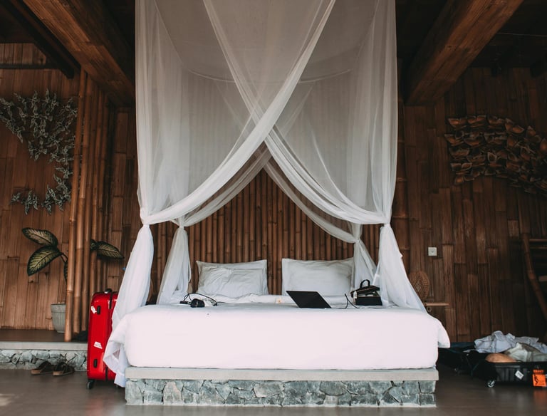 HotelArt: Μοντέρνο Μίνιμαλ Κρεβάτι με Ουρανό - Λευκό - Ξενοδοχειακός Εξοπλισμός Κρεβάτια με Ουρανό